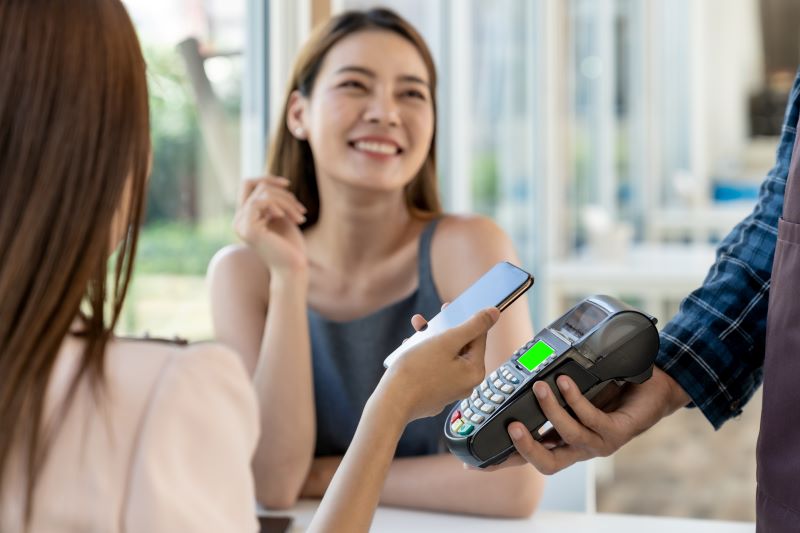 girl paying for meal